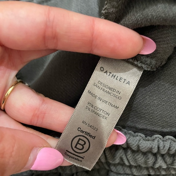 Athleta Farallon Cargo Crop Pants in Cypress Green Size 4 - Picture 9 of 9